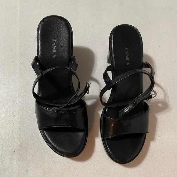 Black Ankle Strap Heels Size 5-6M - Picture 2 of 5